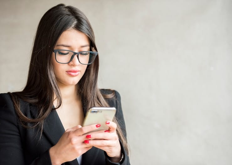 woman sending a message