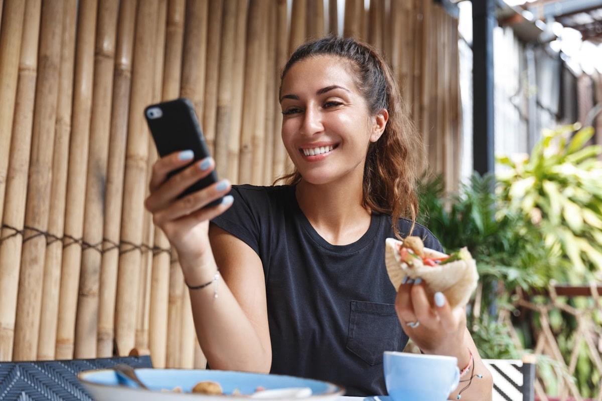 How SMS Marketing for Restaurants Keeps Your Tables Occupied