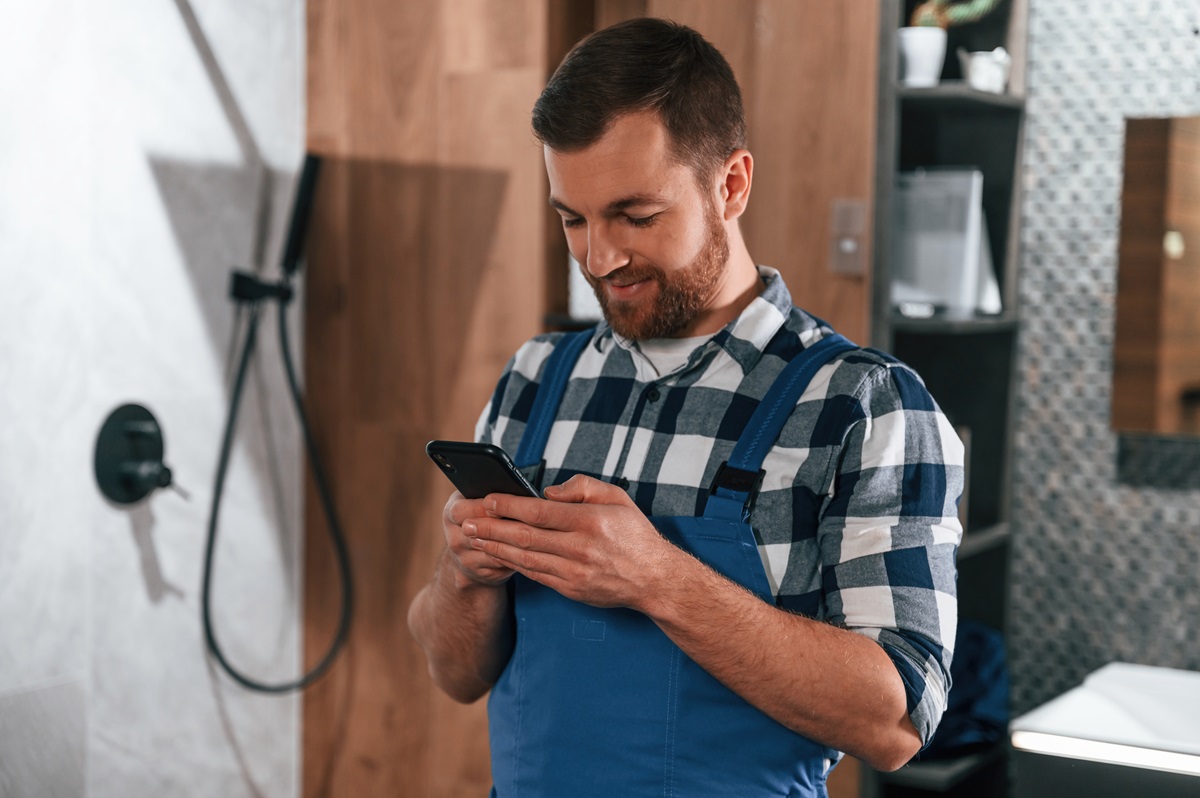 Home service technician sending an SMS